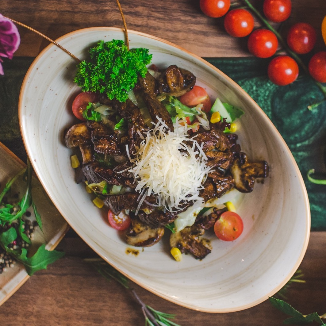 Salat mit Rinderfiletstreifen