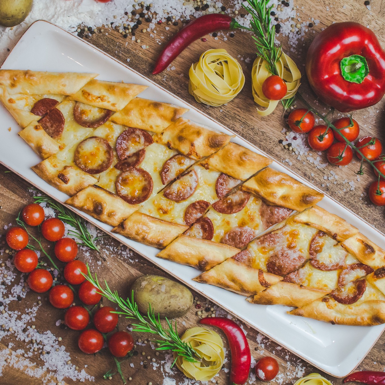 Pide mit Knoblauchwurst und Käse